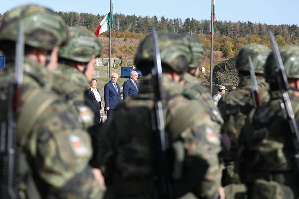 Министър Запрянов разясни, че съгласно отбранителните планове на Алианса постоянно дислоцираната бойна група на НАТО в България при необходимост може да нарасне до бригада Снимка: Пресцентър на министерството на отбраната