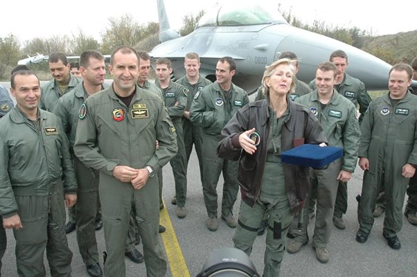 07.11.2008г.  Американската посланничка Нанси Макълдауни летя на изтребител F-16 в авиобаза Граф Игнатиево.