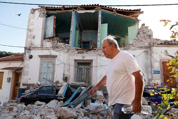 Властите на Лесбос обявиха днес, че къщите в 12 селища на острова са били сериозно увредени или разрушени вследствие на земетресението, а обитателите им са настанени при близки и роднини, в хотели и във военни общежития. Снимка: Ройтерс