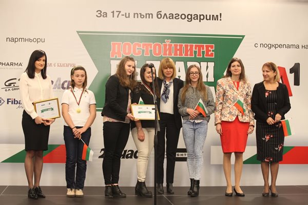 Йорданка Фандъкова заедно с наградените от нея ученици, златната медалистка Сара Илиева и представителите на сутрешния блок на БНТ.
