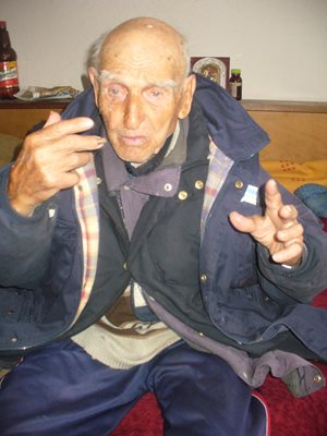 Дядо Стойчо помни и разказва интересни истории от дългия си живот.