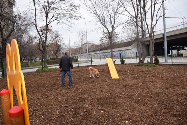 Новата кучешка площадка