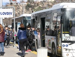 Пловдивчани сами ще се таксуват в автобуси по линия 25, а след това в № 7 и 113. Те обаче искат големи и комфортни автобуси с по три врати. Снимки: Евгени Цветков