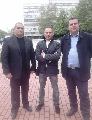 Лидерът на ВМРО в община “Марица” Георги Какалов (вляво) с евродепутата Ангел Джамбазки и областния лидер на ВМРО в Пловдив
