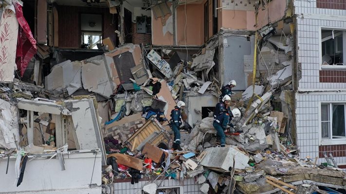 Двама души са загинали от взрива на газ, частично разрушил днес жилищна сграда в руския град Ногинск, а шест души са в среднотежко състояние
Снимки: Ройтерс
