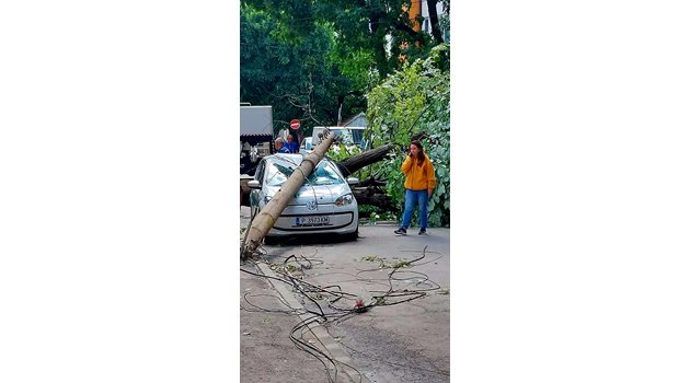 Електрически стълб падна и премаза паркиран в близост автомобил в Русе.