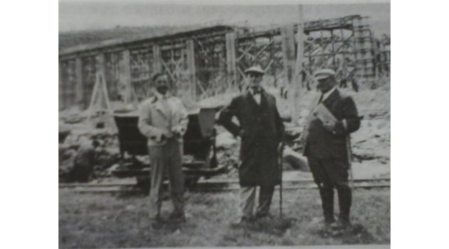 СЪДРУЖНИЦИ: Наудашер-младши, инж. Атанасов и инж. Томанек (от ляво на дясно) по време на строителството на централа “Калин”.