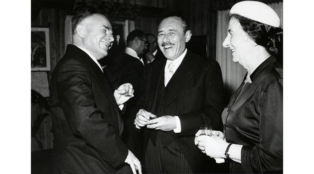 ДИПЛОМАТ: Михаил Бодров (вляво) като посланик в Израел на среща с министър-председателя Голда Меир.