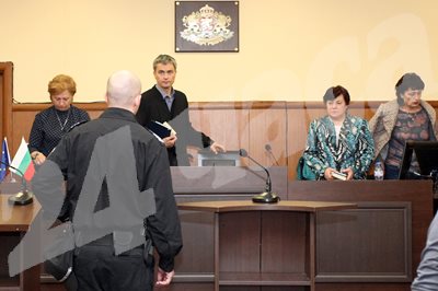 Съдия Иво Хинов за втори път пуска Иванчева под домашен арест. Сега реши да не чака апелативния съд, а незабавно да освободи от ареста подсъдима кметица.