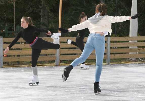 Девойки се забавляват на леда. Снимки: Евгени Цветков