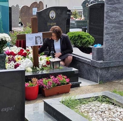 Тази своя снимка на гроба на Стефан Данаилов пусна Корнелия Нинова във фейсбук.