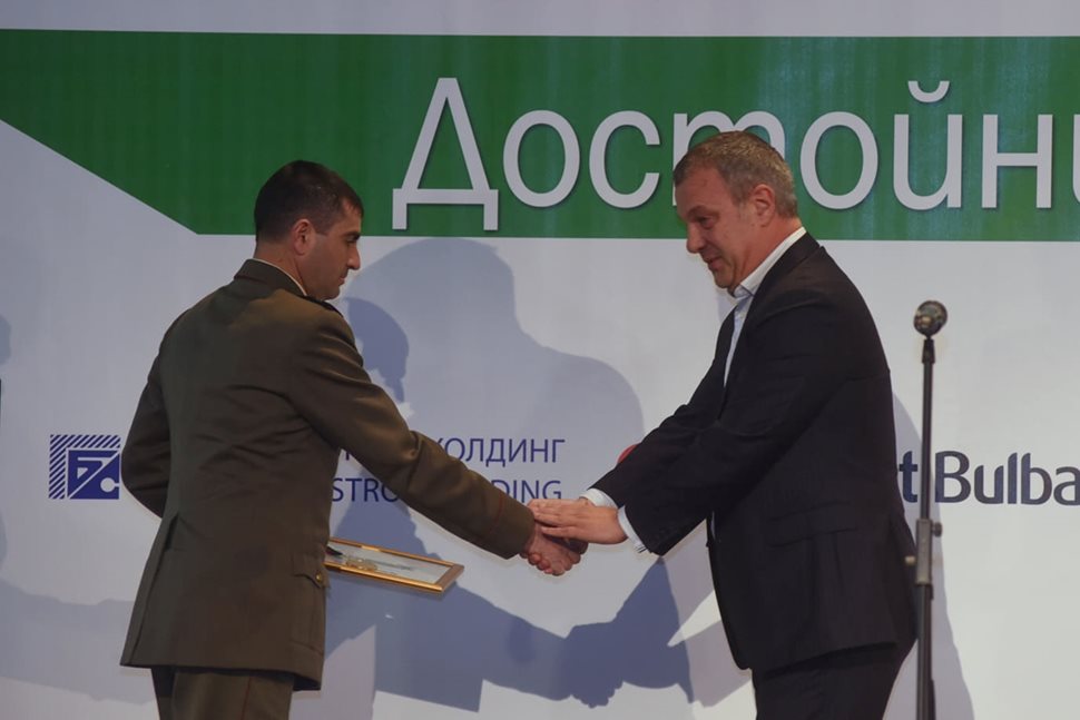 Емил Кошлуков, генерален директор на БНТ, награди младши сержант Атанас Секулов.