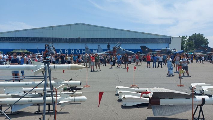 Много хора избраха да присъстват на открития летателен ден в авиобаза "Граф Игнатиево". 
