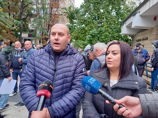 Стефани Тодорова (вдясно), когато бранеше баща си пред съда, за да не бъде екстрадиран в Гърция.