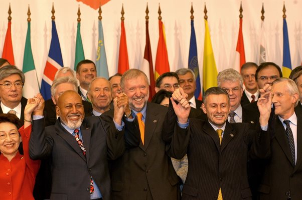 Заедно с външните министри на страните от ОССЕ на среща в София през 2004 г.