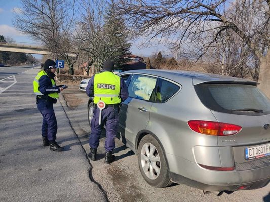 Полицейска проверка на шофьор край Сливен.
Снимка: МВР