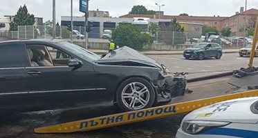 Две коли се забиха една в друга на кръстовище в Хасково (Видео)
