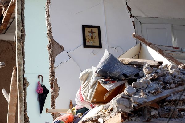 Властите на Лесбос обявиха днес, че къщите в 12 селища на острова са били сериозно увредени или разрушени вследствие на земетресението, а обитателите им са настанени при близки и роднини, в хотели и във военни общежития. Снимка: Ройтерс