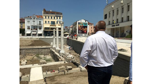 "Много красиво става", възкликна Бойко Борисов, когато видя реставрацията на Римския форум на площада в Пловдив.