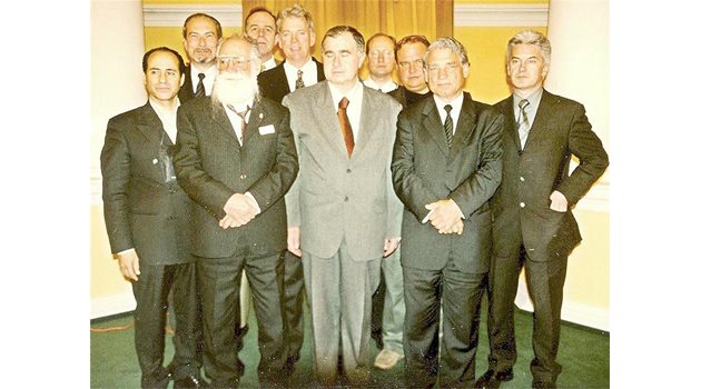 ЧЕРНО ПЕТНО: Сидеров (крайният вдясно) на конференция заедно с човека на Бен Ладен Ахмед Рами (крайния вляво).