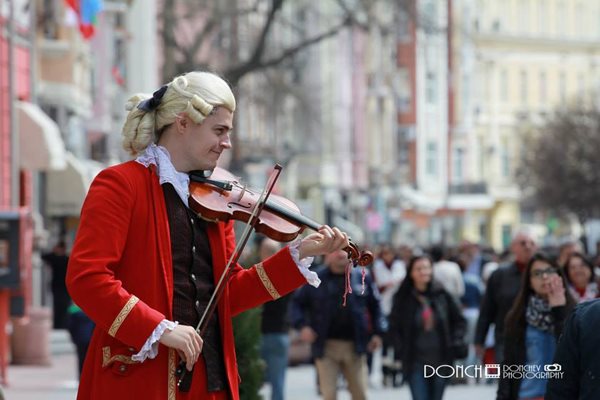 Георги Димитров е един от талисманите на пловдивската главна улица. Наричат го Пловдивският Моцарт. Снимка: Личен профил