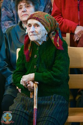 Свещеници пеят за 100-годишната баба Зинка