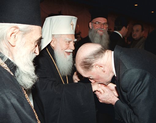 2003 г. Симеон II целува ръка на патриарх Максим.
