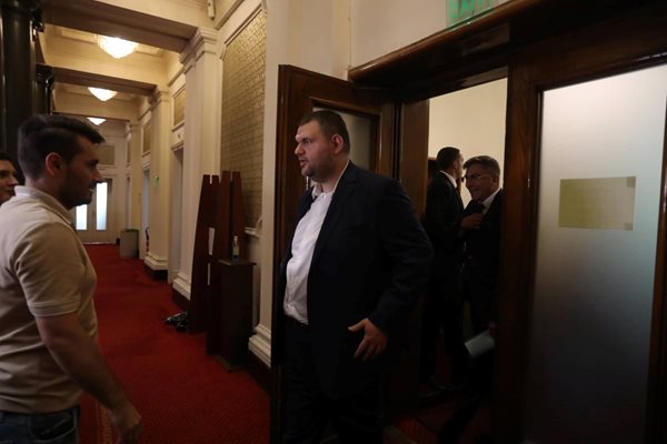 Делян Пеевски влиза в парламента.