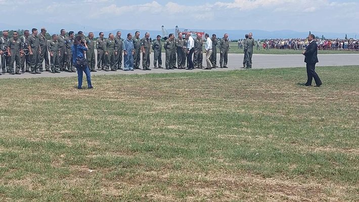 Държавният глава се ръкува най-напред с пилотите в Граф Игнатиево.