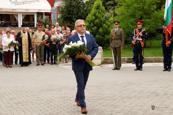 Зам.-кметът Нейко Генчев, се преклони пред героите на Освобождението