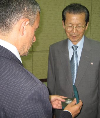 Паси с председателя на президиума на севернокорейския парламент Че Те Бок.