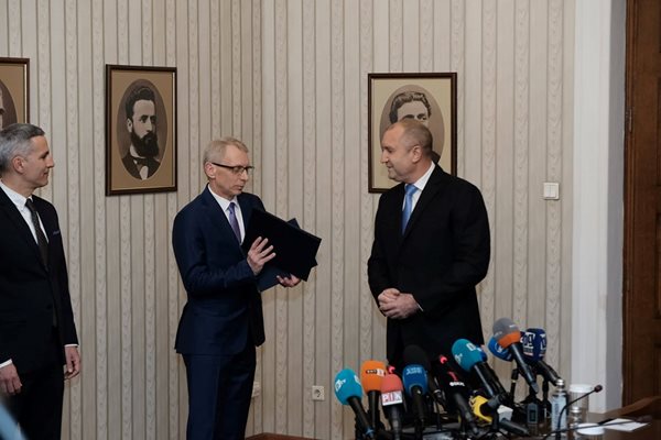 Президентът Румен Радев връчи на акад. Николай Денков втория мандат за съставяне на правителство.