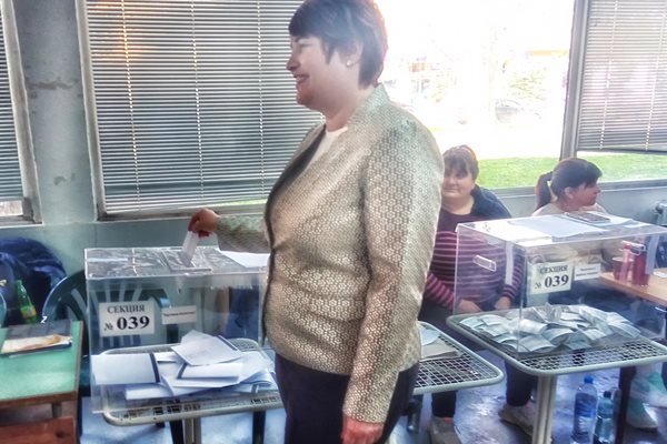 Водачът на листата на коалиция ГЕРБ- СДС за област Монтана Ирена Димова гласува точно в 11:02 часа заедно със семейството си