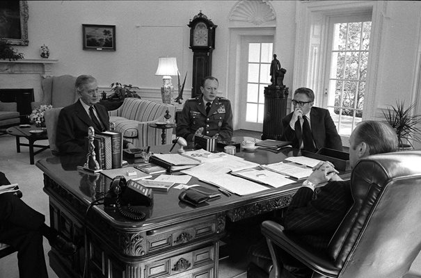 Дипломатът заедно Джералд Форд в Белия дом