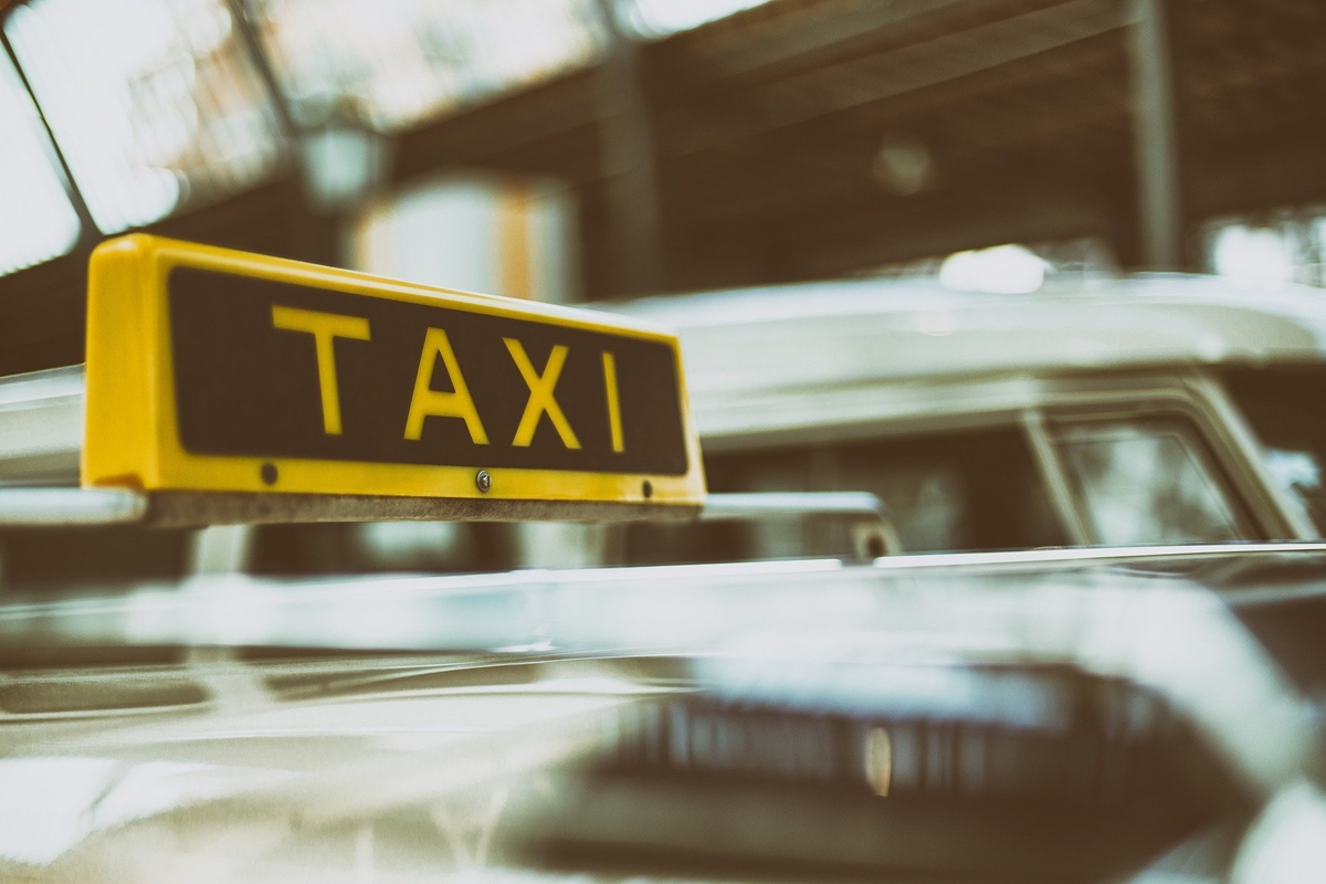 Вдигат минималната тарифа на такситата във Варна