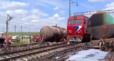 Товарен влак дерайлира край Волгоград, Русия подозира външна намеса (Видео)