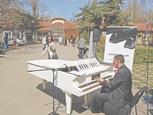 Пианистът Орлин Иванов изнесе концерт на открито в Александровската болница. Белият роял бе докаран под арката от производителя на медицински консумативи “Медика”. 
СНИМКИ: ПИЕР ПЕТРОВ