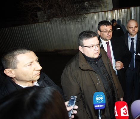Главният прокурор Цацаров дава изявление през журналистите. Снимки ЙОРДАН СИМЕОНОВ