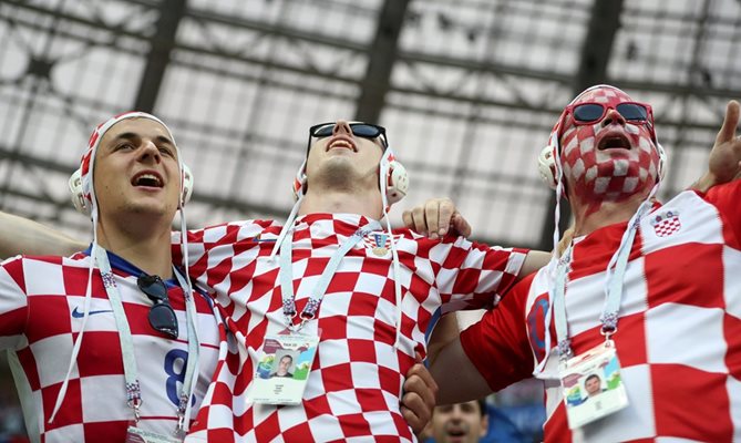 Щастливи фенове след победата на Хърватия над Англия СНИМКА: Ройтерс