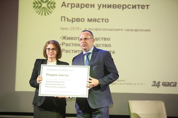 Министърът на земеделието Румен Порожанов и проф. Христина Янчева от Аграрния университет в Пловдив.