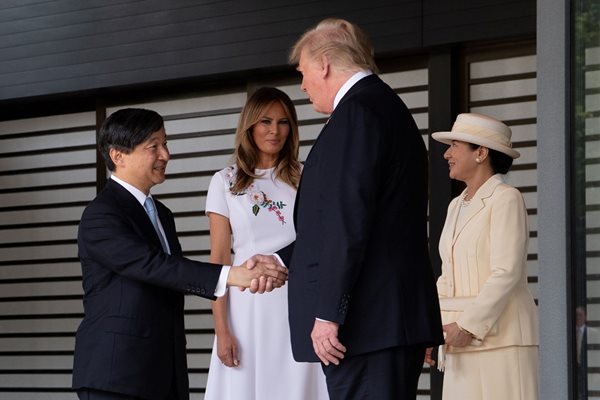 Императорът на Япония Нарухито и съпругата му Масако с Доналд Тръмп и жена му Мелания СНИМКА: Ройтерс