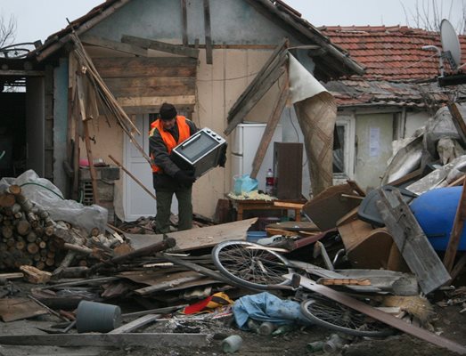 Имуществото от опасните постройки беше изнесено и запазено.