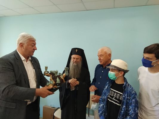 Здравко Димитров подари пластика на Стария Пловдив на Петър Манджуков, който дойде с двамата си синове  Сашо и Петър. 