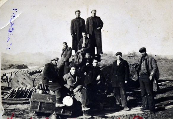 Работници на минното дружество "Пирин" по време на стачка срещу лоша храна през 1941 г.