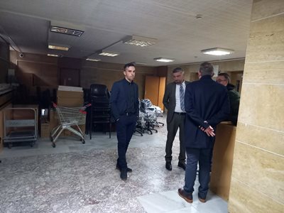 Кръстьо Ливров (вляво) пред съдебната зала.