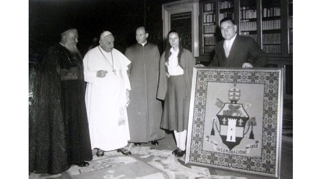 На 13 ноември 1959 г. папа Йоан ХХIII - Анджело Ронкали, приема Върбинка и брат й Христо /вдясно с гоблена/.  
Снимка: РИМ в Търговище