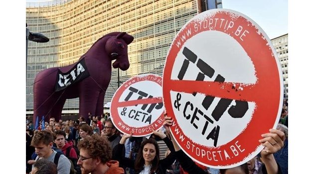 Протест пред сградата на ЕК в Брюксел срещу СЕТА