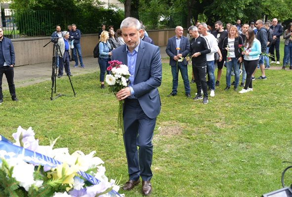 Изпълнителният директор на “Левски” Павел Колев поднася цветя върху камъка на могилката, където преди 105 г. е основан “синият” клуб. Снимки: Йордан Симеонов