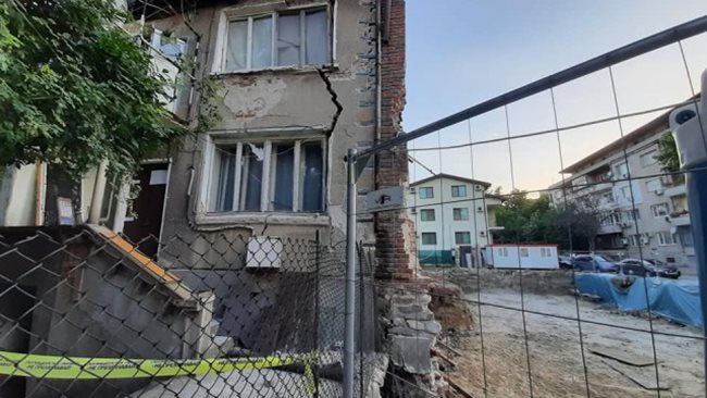 A house in Plovdiv collapsed due to an excavation