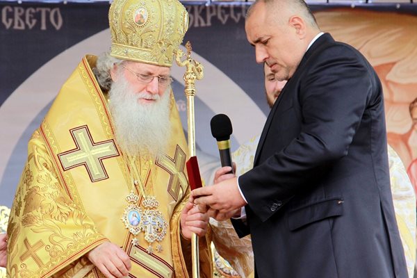 2015 г. Патриарх Неофит награждава Бойко Борисов.
